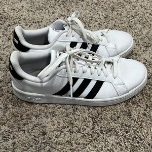 Womens adidas grand court sneaker 9.5 but fit me at 9